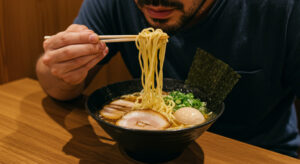ラーメン屋で音を立てて食べるのはマナー違反？日本の麺をすする文化を徹底解説